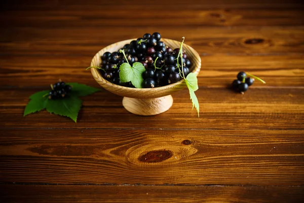 木製のテーブルに熟した果実黒スグリ — ストック写真
