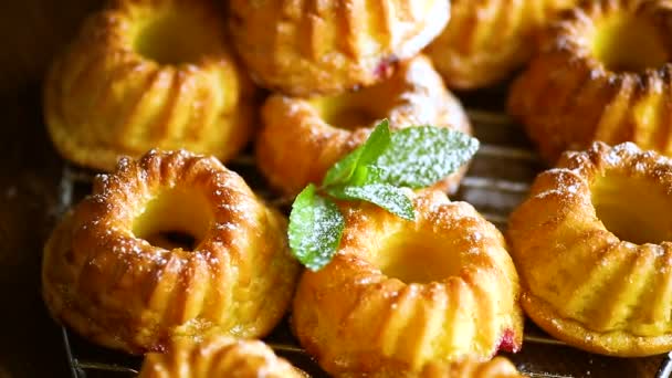 Coalhada de muffin doce em pó de açúcar — Vídeo de Stock