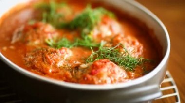 Domates soslu köfte.