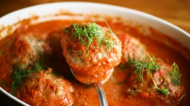 Domates soslu köfte.
