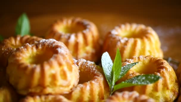 Coalhada de muffin doce em pó de açúcar — Vídeo de Stock