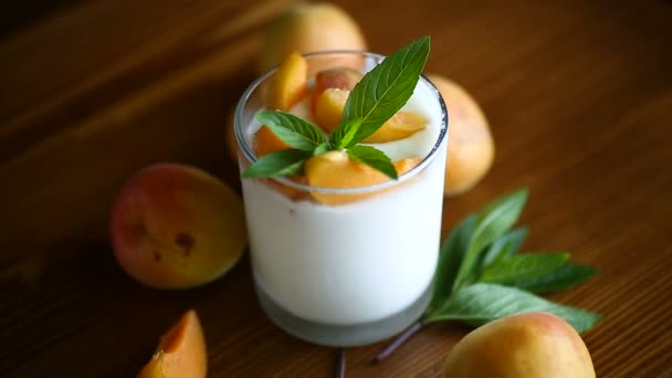 Домашний йогурт с спелыми абрикосами — стоковое видео