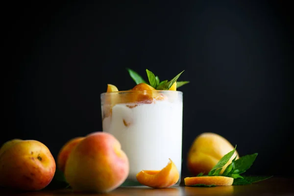 Hemgjord Yoghurt Med Mogna Aprikoser Trä Bakgrund — Stockfoto