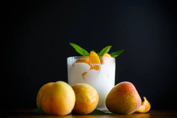 Hausgemachter Joghurt Mit Reifen Aprikosen Auf Holzgrund — Stockfoto