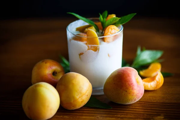 Homemade Yogurt Ripe Apricots Wooden Background — Stock Photo, Image