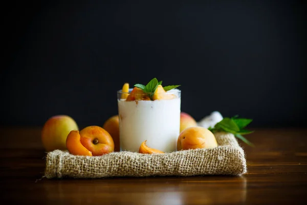 Yogurt Casero Con Albaricoques Maduros Sobre Fondo Madera —  Fotos de Stock