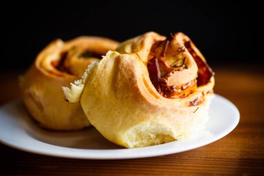 sosis ve ahşap bir masa üzerinde dolgu ile rulo halinde buns