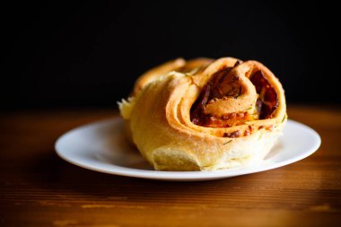 sosis ve ahşap bir masa üzerinde dolgu ile rulo halinde buns