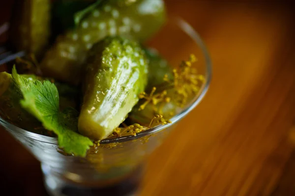Gepekelde Komkommers Met Kruiden Specerijen Een Zwarte Achtergrond — Stockfoto