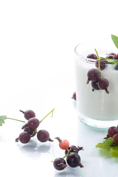 Yogurt Manis Buatan Sendiri Dengan Currant Hitam Dalam Gelas Stok Foto