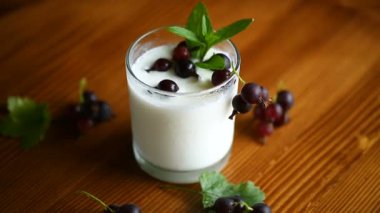 siyah frenk üzümü ile tatlı ev yapımı yoğurt
