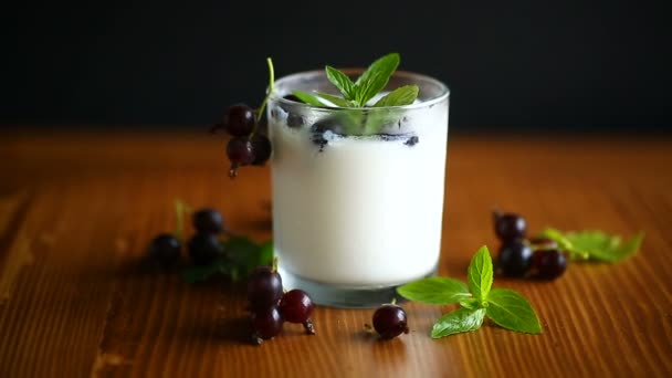 Sweet homemade yogurt with black currant — Stock Video