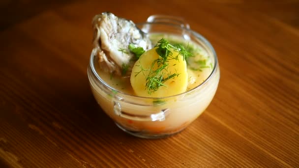 Sopa de verduras con pescado en un tazón de vidrio — Vídeos de Stock