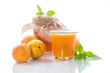 Taze Tatlı Kayısı reçeli beyaz arka plan üzerinde izole