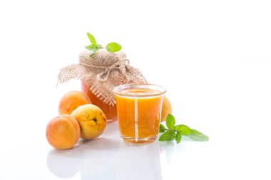 Taze Tatlı Kayısı reçeli beyaz arka plan üzerinde izole