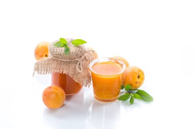 Taze Tatlı Kayısı reçeli beyaz arka plan üzerinde izole