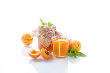 Taze Tatlı Kayısı reçeli beyaz arka plan üzerinde izole