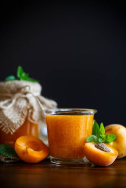 ahşap bir masaya izole taze tatlı Kayısı reçeli