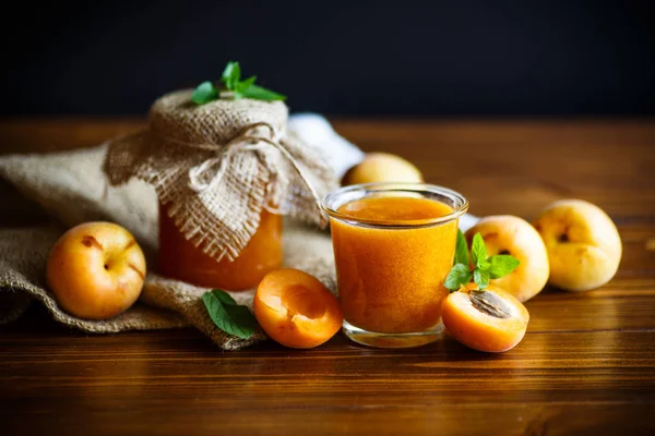 Verse Zoete Abrikozenjam Geïsoleerd Een Houten Tafel — Stockfoto