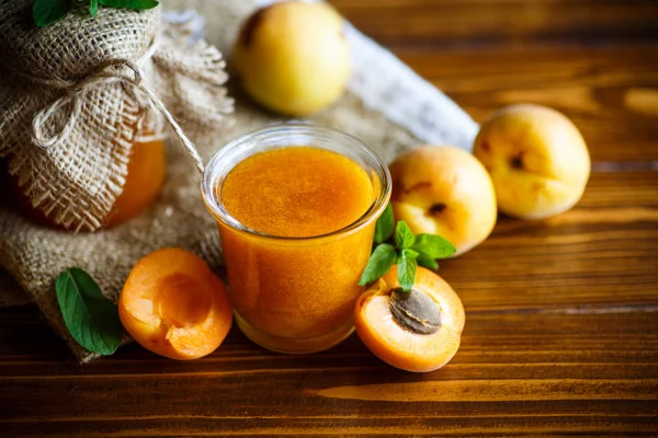 ahşap bir masaya izole taze tatlı Kayısı reçeli