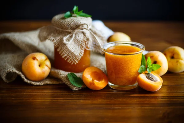 ahşap bir masaya izole taze tatlı Kayısı reçeli