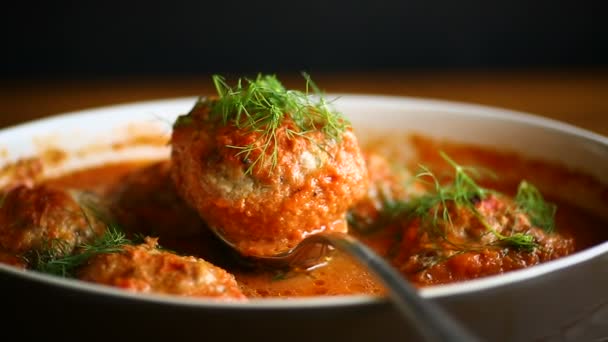 Meatballs with tomato sauce — Stock Video