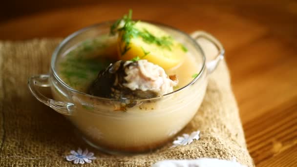 Овочевий суп з рибою в скляній мисці — стокове відео
