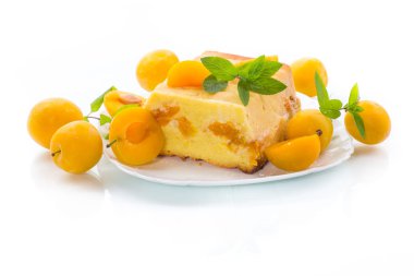 beyaz bir arka plan üzerinde içinde sarı erik ile doldurulmuş tatlı lor güveç