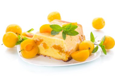 beyaz bir arka plan üzerinde içinde sarı erik ile doldurulmuş tatlı lor güveç