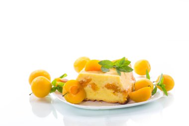 beyaz bir arka plan üzerinde içinde sarı erik ile doldurulmuş tatlı lor güveç