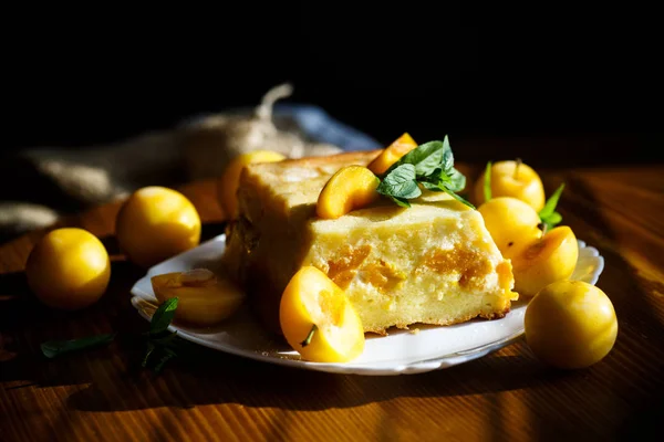 木製のテーブル内部黄色プラムを詰めた甘い豆腐鍋 — ストック写真