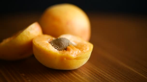 Спелые абрикосы крупным планом — стоковое видео