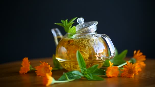 Fresh hot tea with calendula — Stock Video