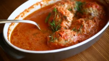 Domates soslu köfte.
