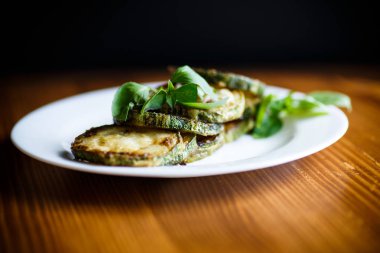 kızarmış kabak dereotu bir kase ile terbiyeli