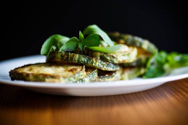 kızarmış kabak dereotu bir kase ile terbiyeli