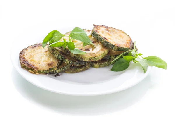 Gebratene Zucchini Einem Weißen Teller Isoliert Auf Weiß — Stockfoto