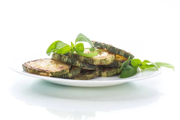 Stekt Zucchini Vit Platta Isolerade Vit — Stockfoto