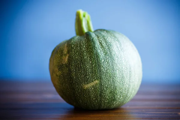 Grote Ronde Courgette Blauwe Achtergrond Courgette — Stockfoto