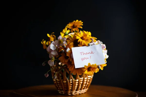 黄色の大きなデイジーの花束 — ストック写真