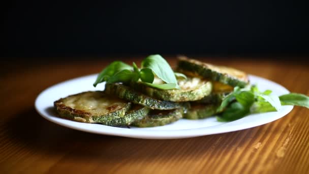 Gebratene Zucchini mit Dill gewürzt — Stockvideo