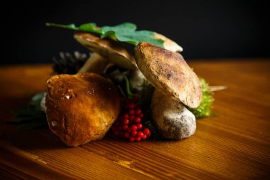 Beyaz orman doğal ahşap bir masa üzerinde mantar