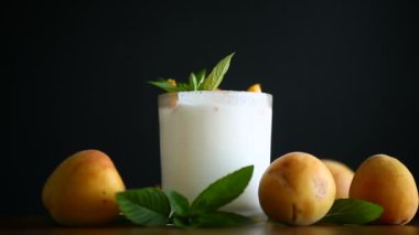 Olgun kayısı ile ev yapımı yoğurt