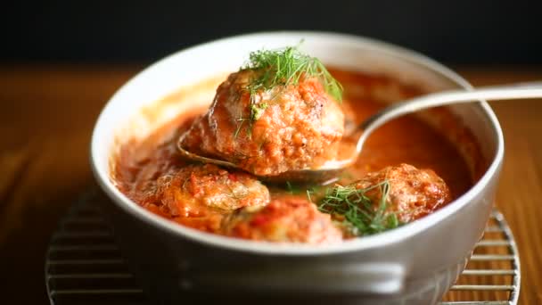 Albóndigas con salsa de tomate — Vídeo de stock