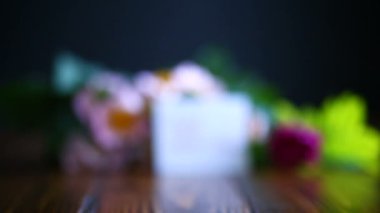 güzel çiçek açan güller ve anne için bir tebrik kartı