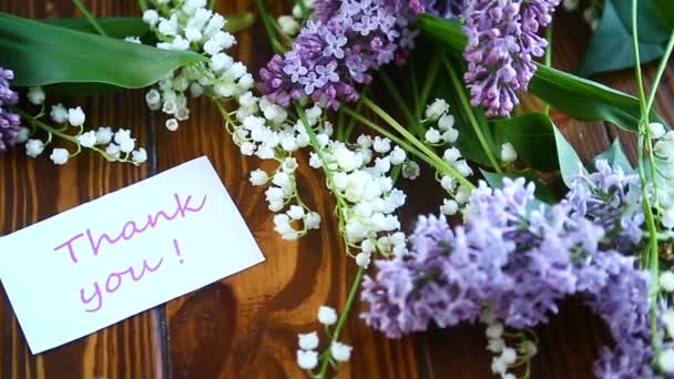 Vackra våren blommor liljekonvalj och lila blommor — Stockvideo