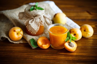 ahşap bir masa üzerinde taze tatlı Kayısı reçeli