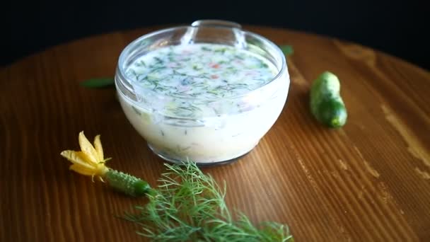 Soğuk yaz salatalık çorbası bir tabak içinde — Stok video