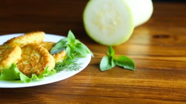 Kızarmış kabak böreği.