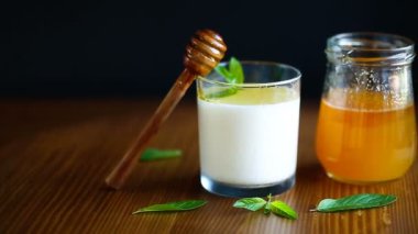 bal ile ev yapımı yoğurt